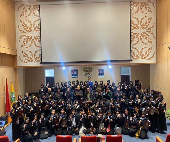 FIB Unmul Kukuhkan 82 Sarjana pada Yudisium ke-50 Gelombang I: Sebanyak 13 Lulusan Resmi Menyandang Predikat Cum laude

